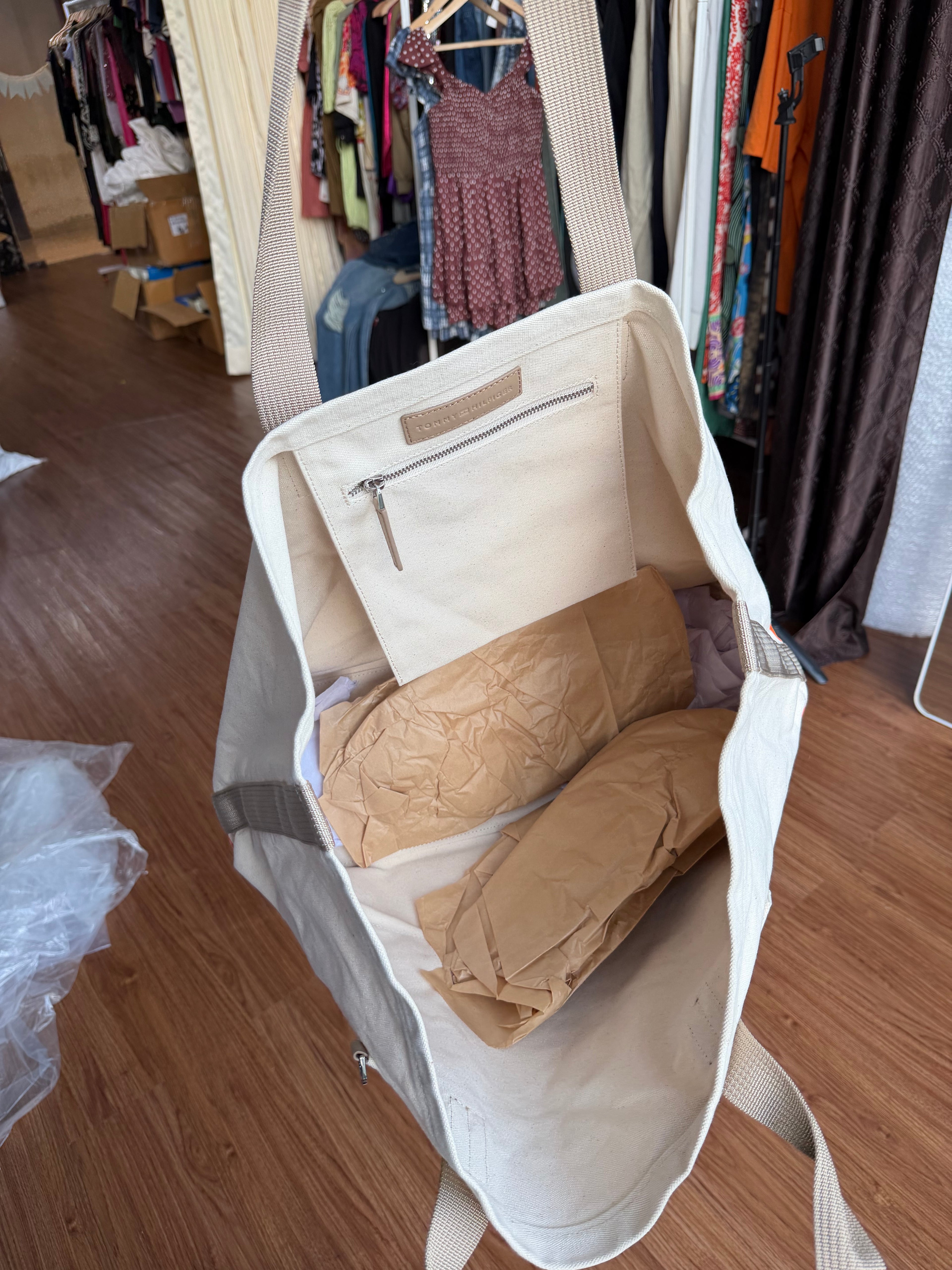 TOMMY HILFIGER FULL SIZE TOTE