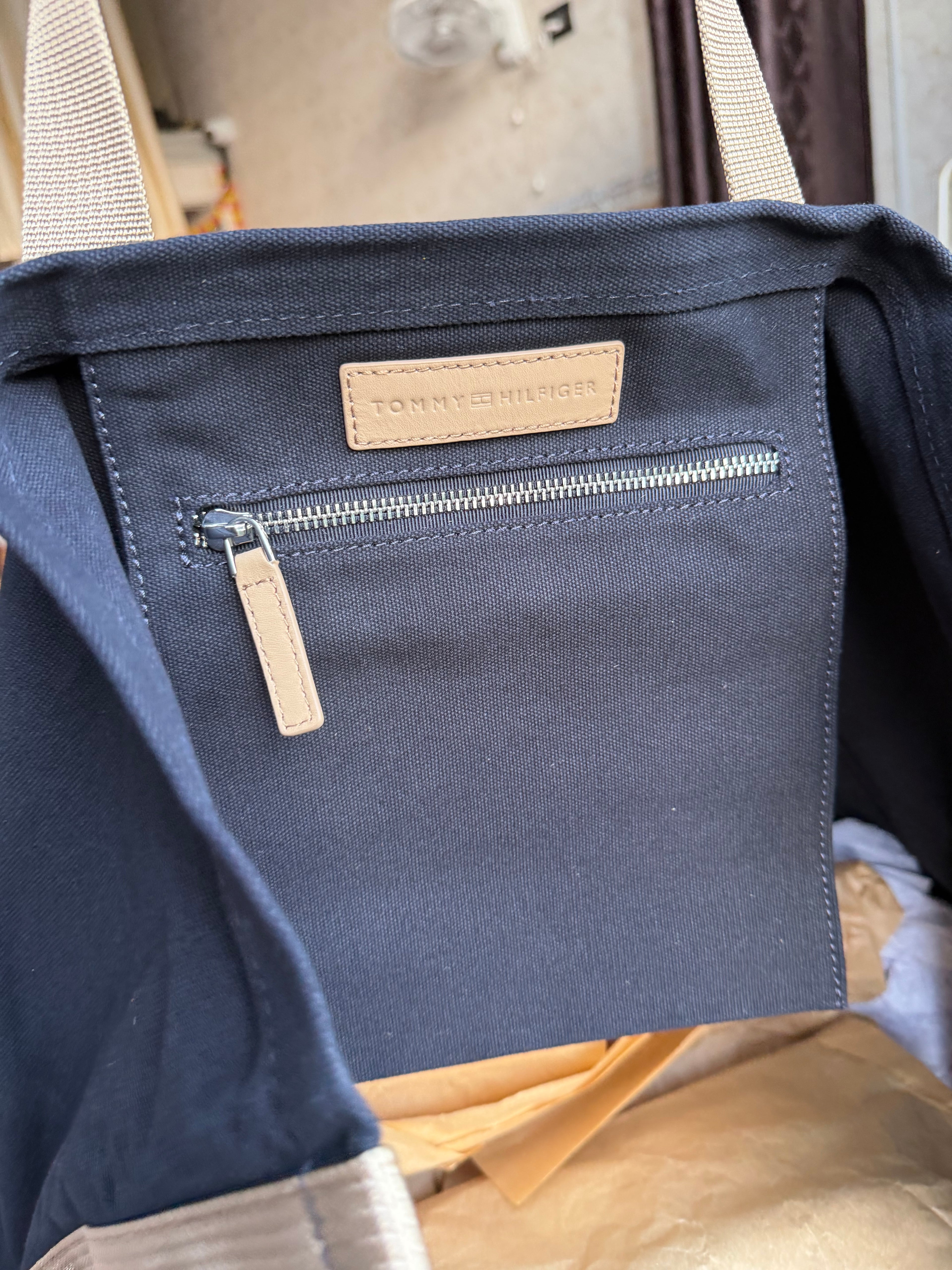 TOMMY HILFIGER FULL SIZE TOTE