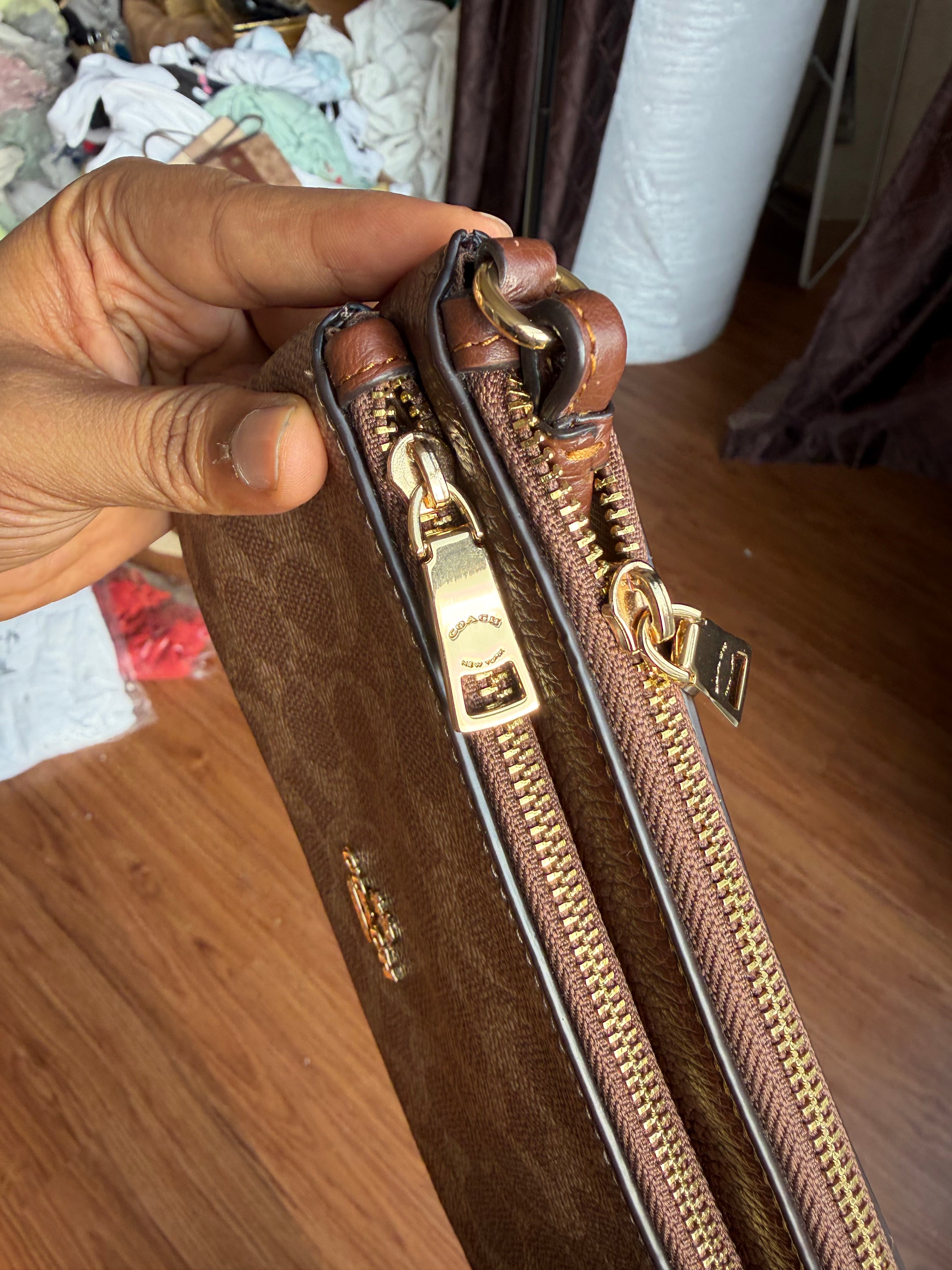 COACH BIG WRISTLET